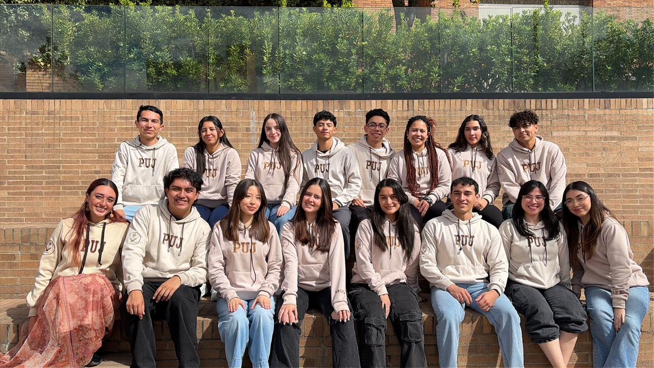 Estudiantes PUJ con sacos personalizados Unicontex